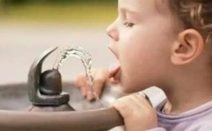 如何识别宝宝缺水信号 夏季给宝宝补水的正确方法