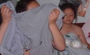 婆媳卖淫日夜与嫖客性爱 为钱出卖肉体与男人上床淫乱 婆媳卖淫日夜与嫖客性爱 为钱出卖肉体与男人上床淫乱