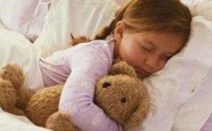 宝宝有恋物情结多因缺乏安全感 但不可忽视自闭症