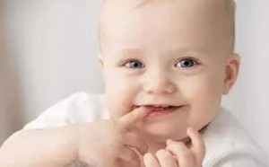 婴幼儿宝宝吃手好处多 家长们别再阻止了