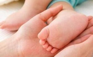 夏天宝宝要不要穿袜子引争议 但4种情况必须穿袜子