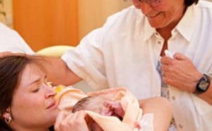 给产妇接生别以为只有产科医生重要 助产士同样重要