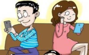 父母常玩手机会影响孩子的性格？易敏感、多动、易怒、叛逆等