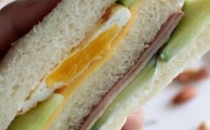 家常鸡蛋火腿三明治的简单做法 10分钟搞定营养早餐