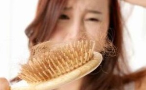 女人生完孩子后脱发的原因是什么？