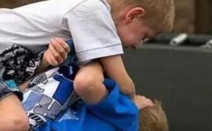 青少年孩子磨牙很可能是被人欺负了