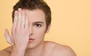 男性尿出来白色液体是怎么回事 男性尿出来白色液体是怎么回事