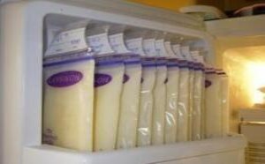 妈妈上班后想给宝宝继续母乳，挤出来的奶水怎么保存？