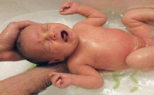 刚出生的宝宝颜值为何这么低？丑的原因分析