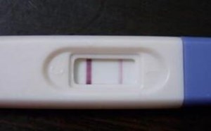 验孕棒一深一浅是宫外孕吗?宫外孕验孕棒显示什么 验孕棒一深一浅是宫外孕吗?宫外孕验孕棒显示什么