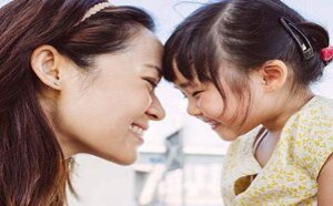 父母与孩子来回式对话交流 有助于儿童语言发展 父母与孩子来回式对话交流 有助于儿童语言发展