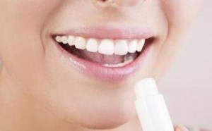 嘴唇干裂脱皮怎么办如何护理