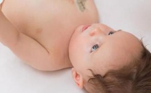 宝宝睡觉爱踢被子怎么回事