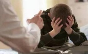 别当着孩子面做这4件事，当心毁了孩子