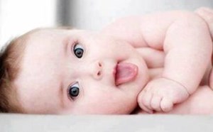 刚出生婴儿的手指搬不开正常吗？