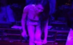 G奶女神龚玥菲当众脱丁字裤拍卖 香艳指数爆翻天