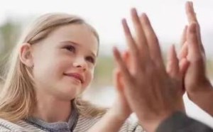 这样夸孩子等于害了孩子，家长们别再犯了！