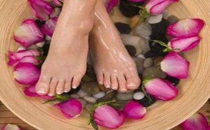 脚后跟干裂起硬皮是什么原因引起的 脚后跟干裂起硬皮是什么原因引起的