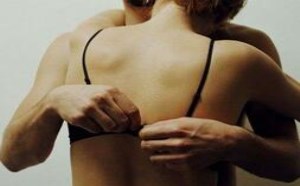 性爱技巧：解决夫妻间性生活不和谐的10个方法