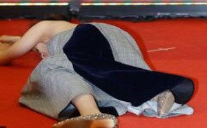 赵韩樱子走在红毯晕倒现场 真实原因揭秘 赵韩樱子走在红毯晕倒现场 真实原因揭秘