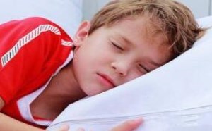 孩子晚上睡觉爱说梦话怎么办？