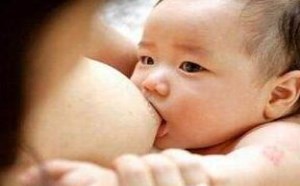 宝宝撕咬吸吮妈妈粉红的奶头疼痛怎么办？