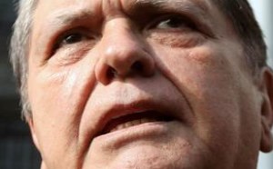 秘鲁前总统加西亚涉及贪污案自杀 降半旗3天以表哀悼