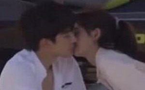 鞠婧祎海边拍吻戏太投入吻不停，太敬业了