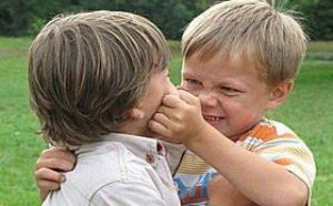 孩子被打该怎么办，到底该不该还手？