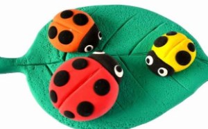 不用给孩子买橡皮泥了，在家也能自制橡皮泥